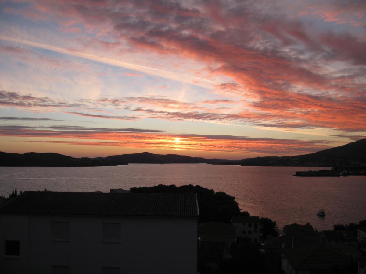 Apartment For Two Persons With Sea View In Trogir Near The Beach Bagian luar foto