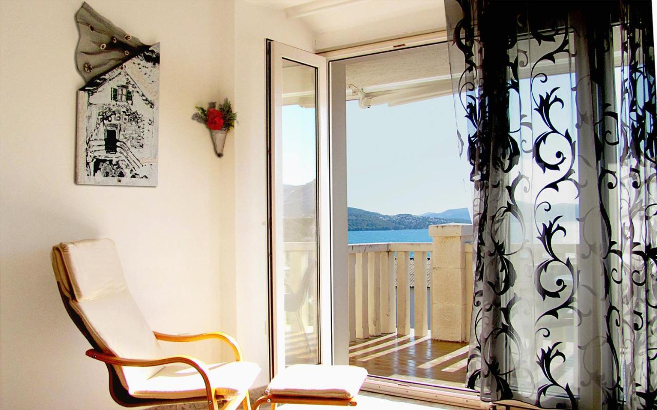 Apartment For Two Persons With Sea View In Trogir Near The Beach Bagian luar foto