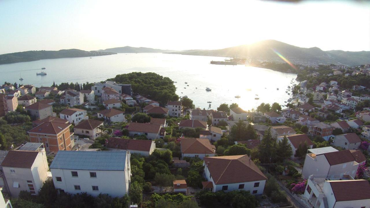 Apartment For Two Persons With Sea View In Trogir Near The Beach Bagian luar foto