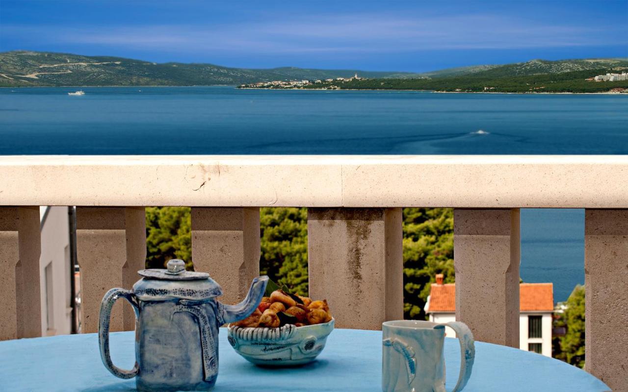 Apartment For Two Persons With Sea View In Trogir Near The Beach Bagian luar foto