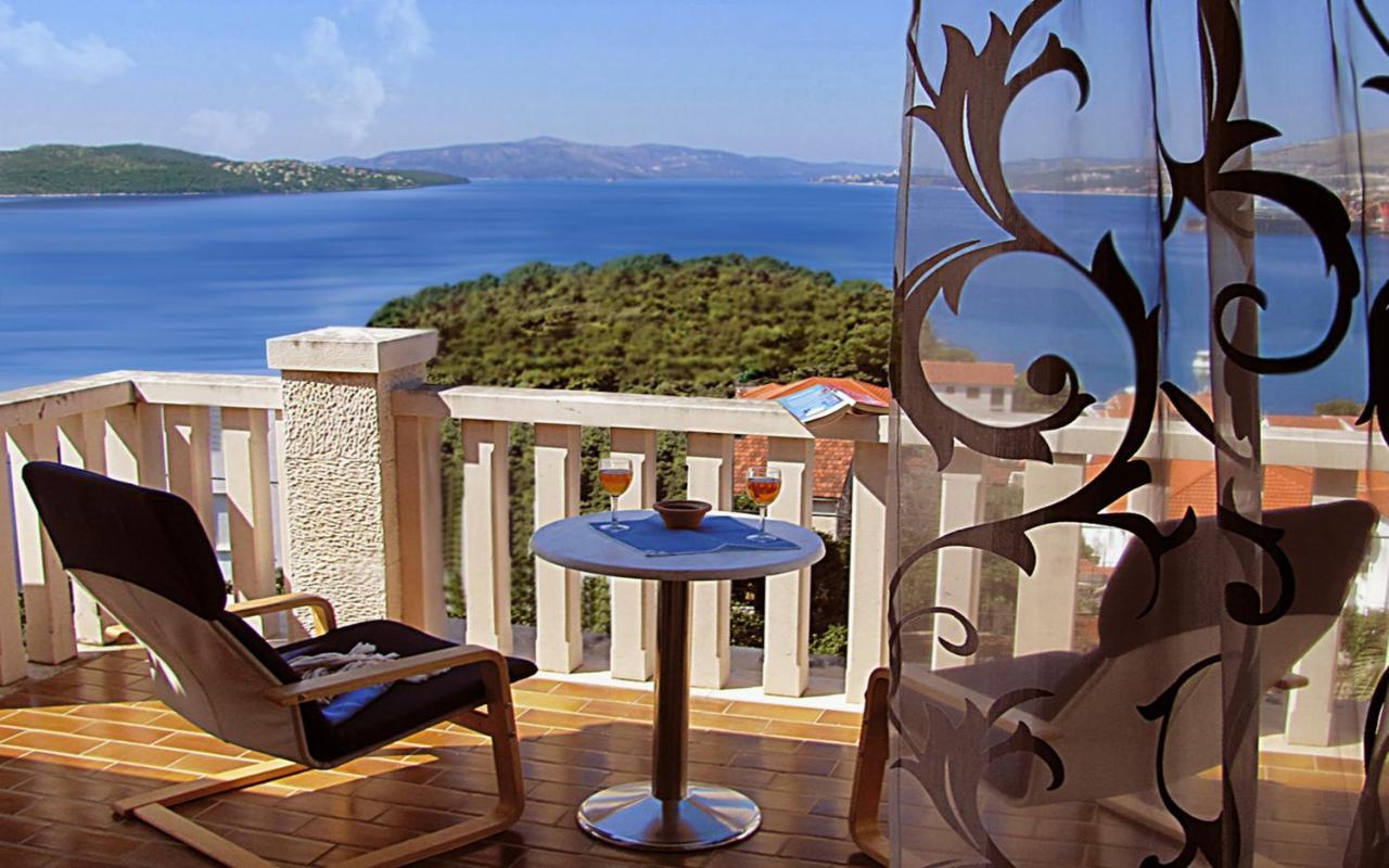 Apartment For Two Persons With Sea View In Trogir Near The Beach Bagian luar foto