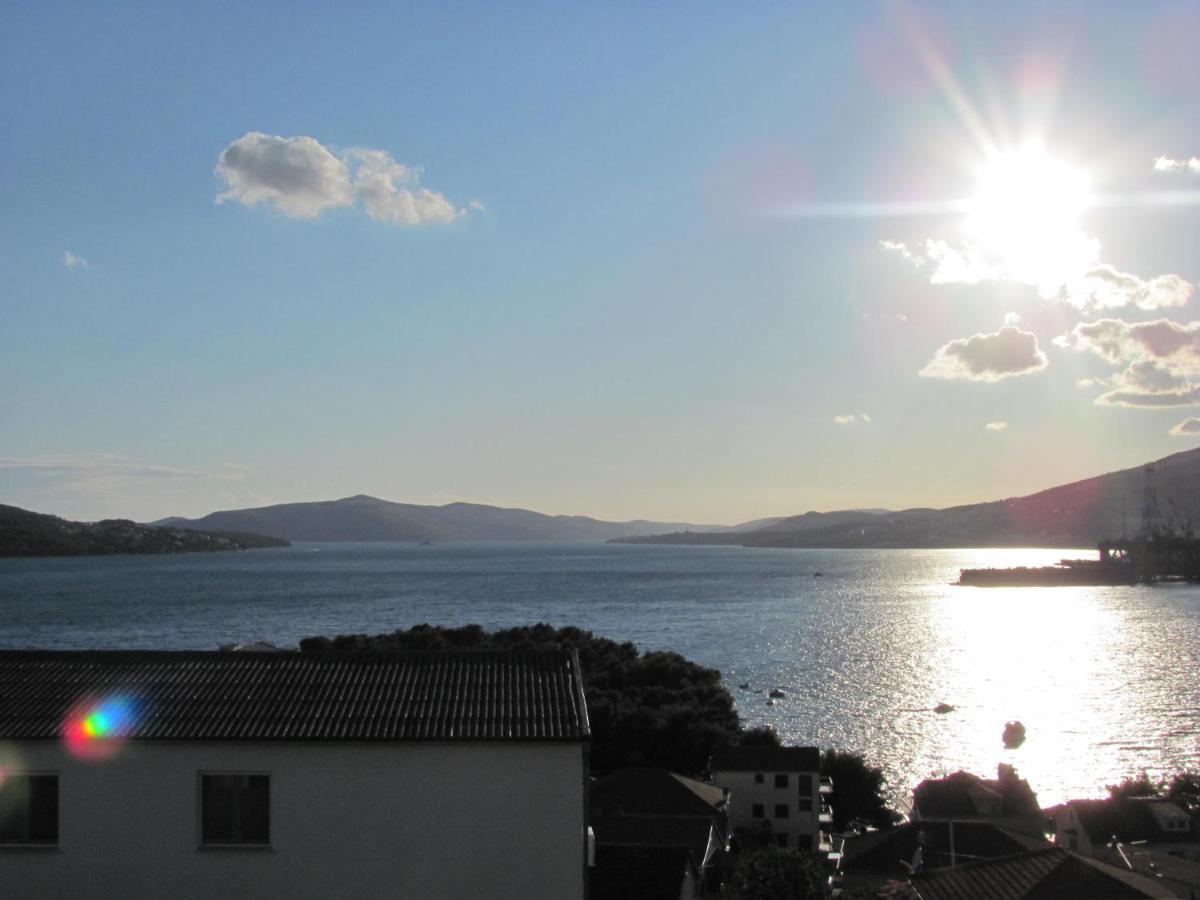 Apartment For Two Persons With Sea View In Trogir Near The Beach Bagian luar foto