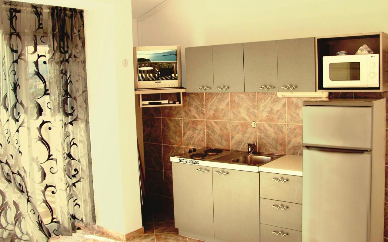 Apartment For Two Persons With Sea View In Trogir Near The Beach Bagian luar foto